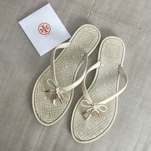 Tory Burch 8 Jelly Bow Thong Sandal Flip Flops Gold Logo Charm Cream